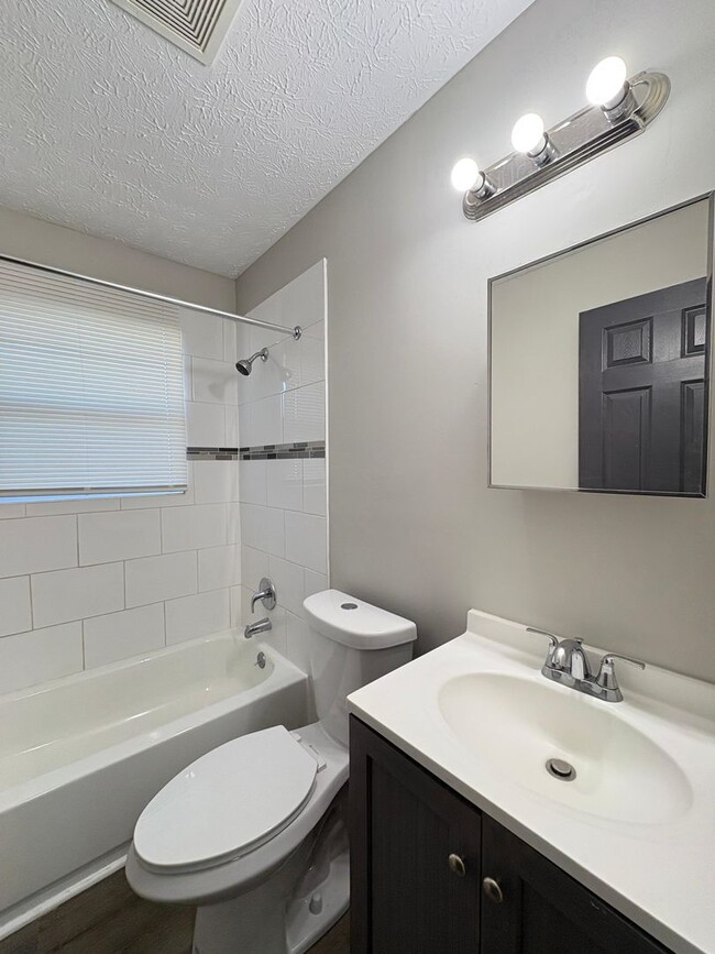 Building Photo - Welcome Home to Bellagio South Living: Where Comfort Meets Convenience