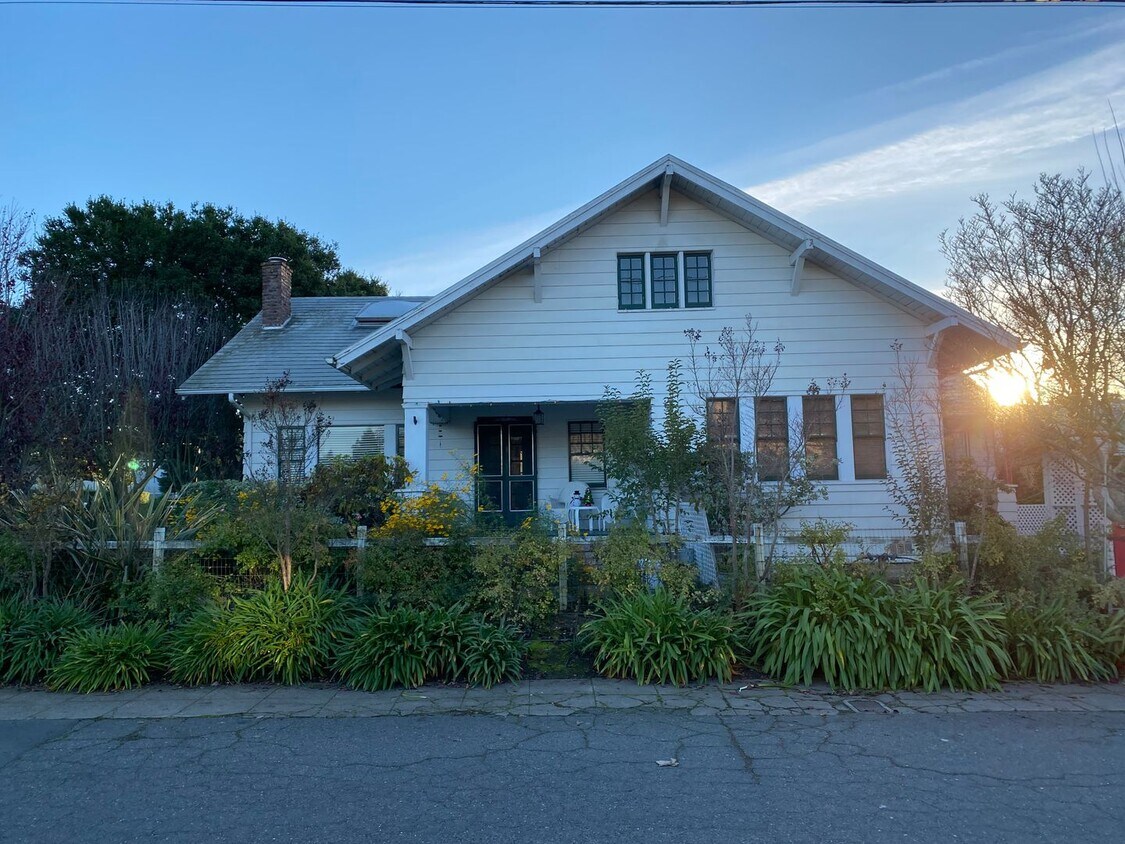 Foto principal - 800 B St