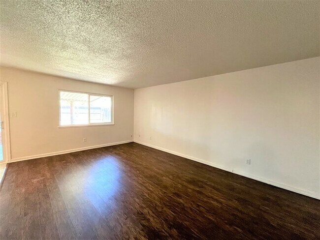 Foto del edificio - 6112 Jack London Cir