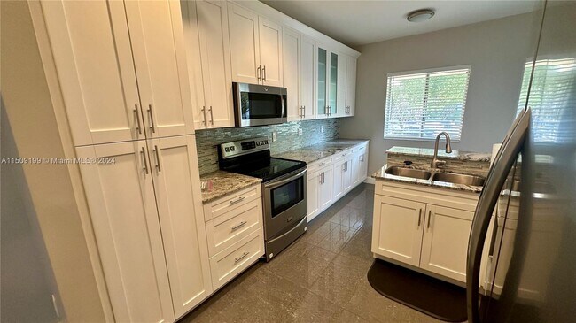 Building Photo - 16340 Malibu Dr