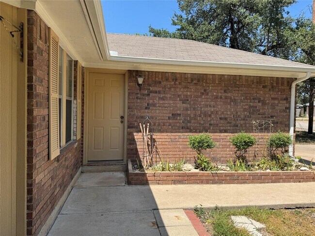 Building Photo - 2207 N Cannes Dr