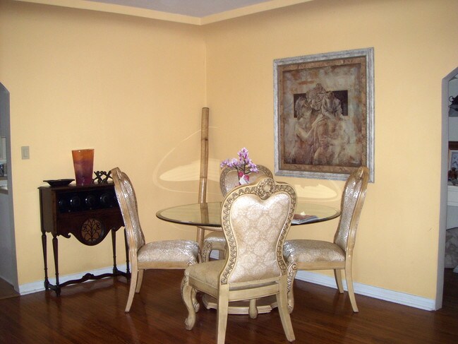 Comedor hermosa mesa y sillas españolas - 1350 S Curson Ave