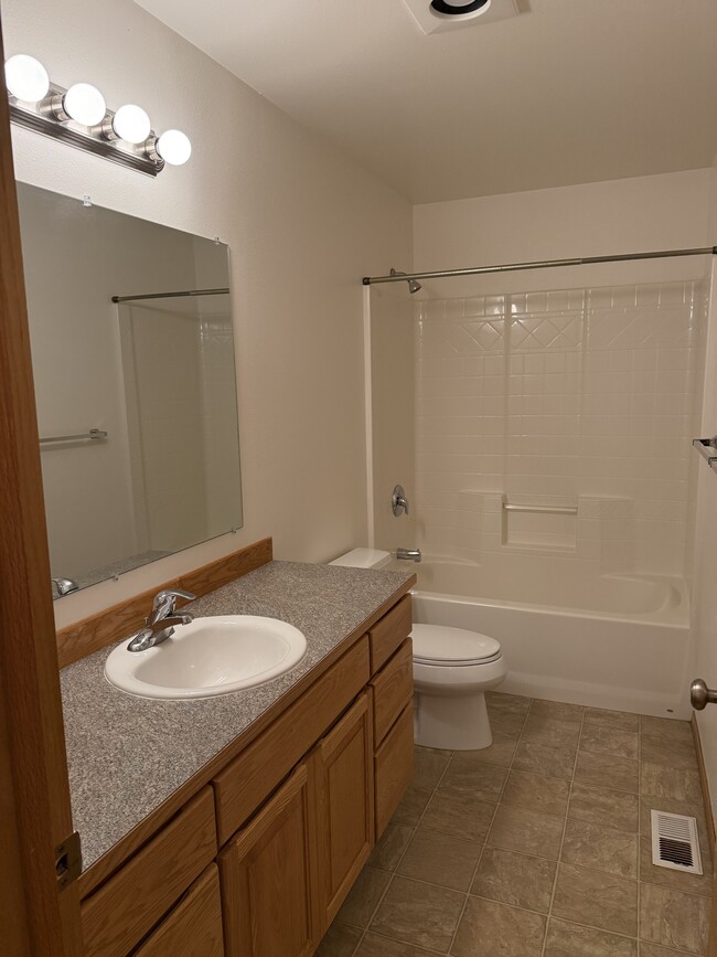 Building Photo - 1015 N Baker Ave