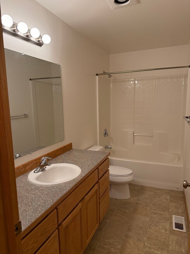 Foto del edificio - 1015 N Baker Ave