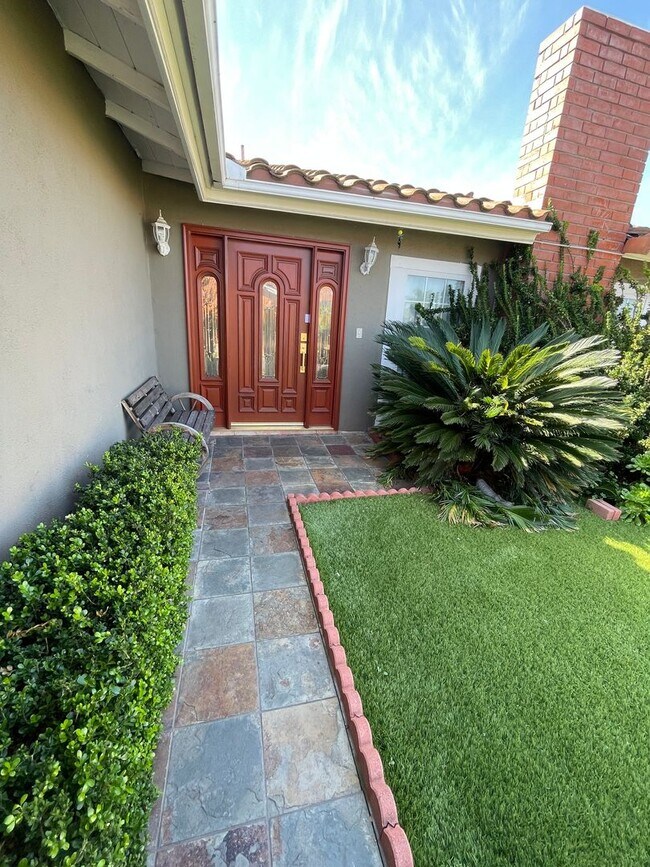 Building Photo - Beautiful 3 Bedroom, 2 Bathroom House w/ a Pool For Rent in Mission Viejo!