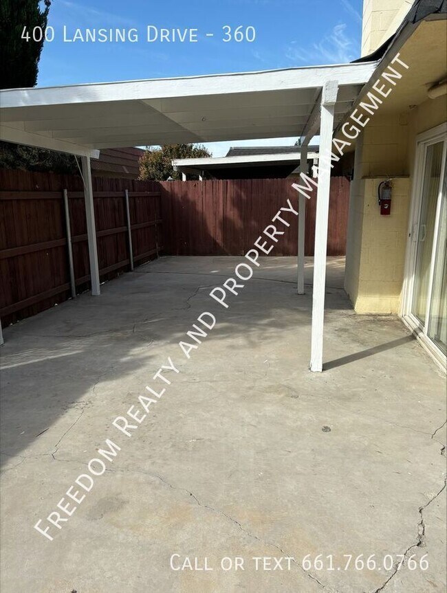 Building Photo - Spacious 2 Bedroom