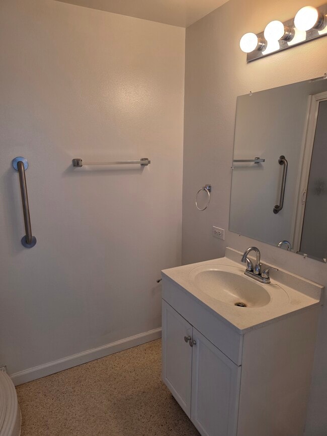 Building Photo - 2814 Bel Air Dr NE