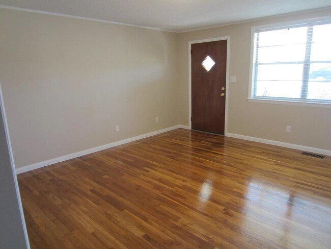 LR - 4210 N Center St