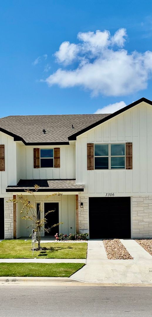 Building Photo - 1ST MONTH RENT FREE