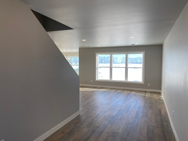 Building Photo - 4 Bed, 2.5 Bath Available Now - NEW INCENT...