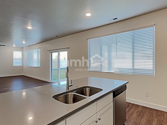 Building Photo - 842 N Garnet Creek Ave