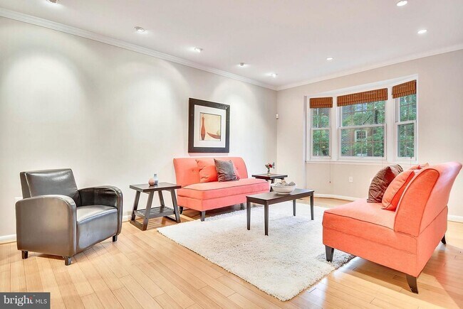 living room - 1107 Fairview Ct Townhome