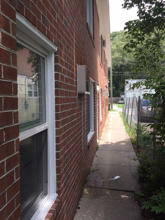 Vista lateral 1 - 6 UNIT APARTMENT BUILDING