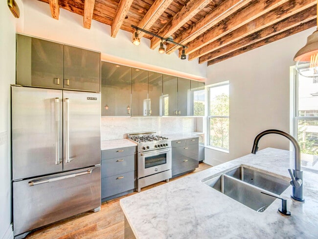Kitchen - 607 Hancock St