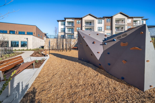 Building Photo - Emblem Ravine