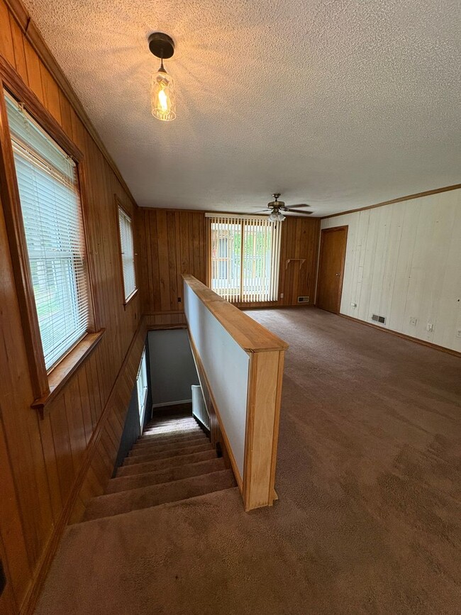 Building Photo - 3 bedroom 3 bath in Spartanburg with Lots of Space !!! Workshop in the garage!!