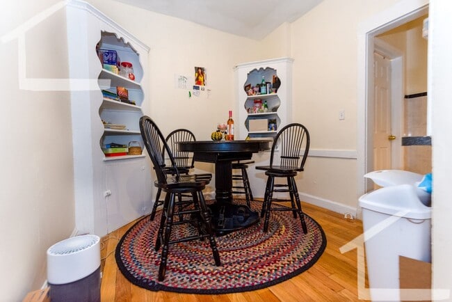 Building Photo - Spacious 4 bedroom