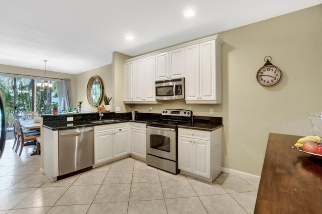 Building Photo - 117 E Prive Cir