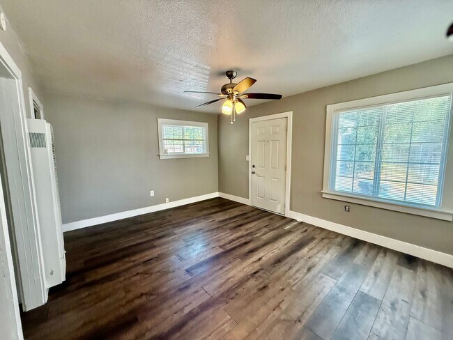 Building Photo - Cute Studio Home available NOW