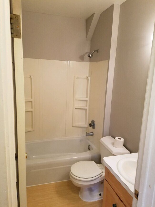 Building Photo - 3 Bedroom 2 bath 1 1/2 story home in Alexa...