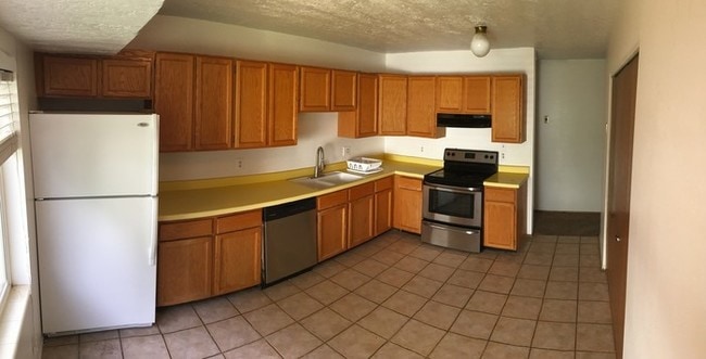 Building Photo - Salt Lake City Duplex - Available Now!