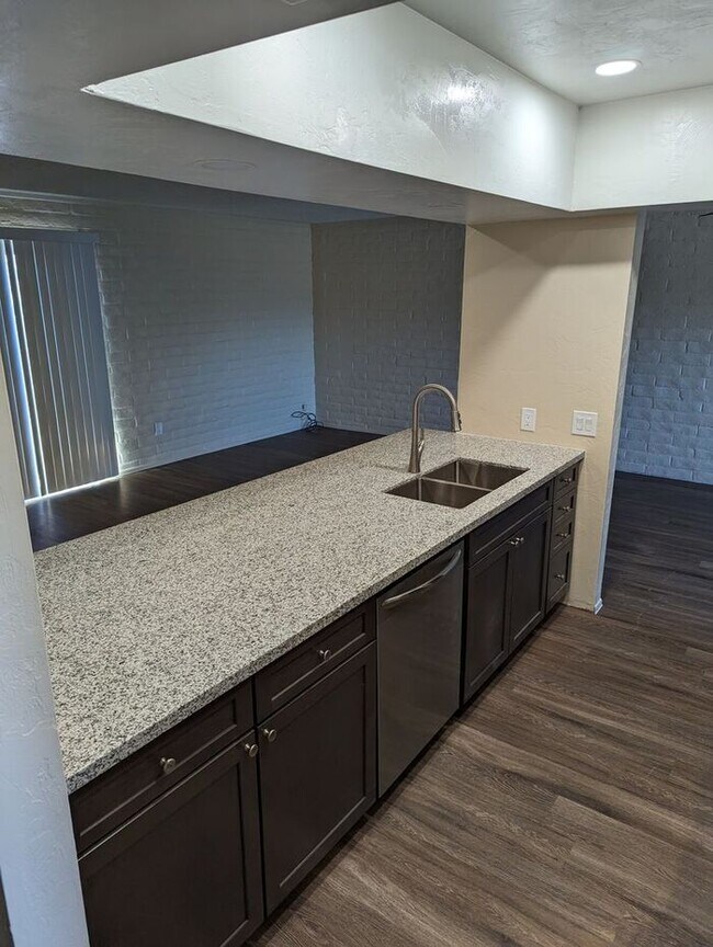 Building Photo - Two bedroom central location with AC and c...