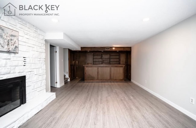 Building Photo - 107 Edgehill Crescent