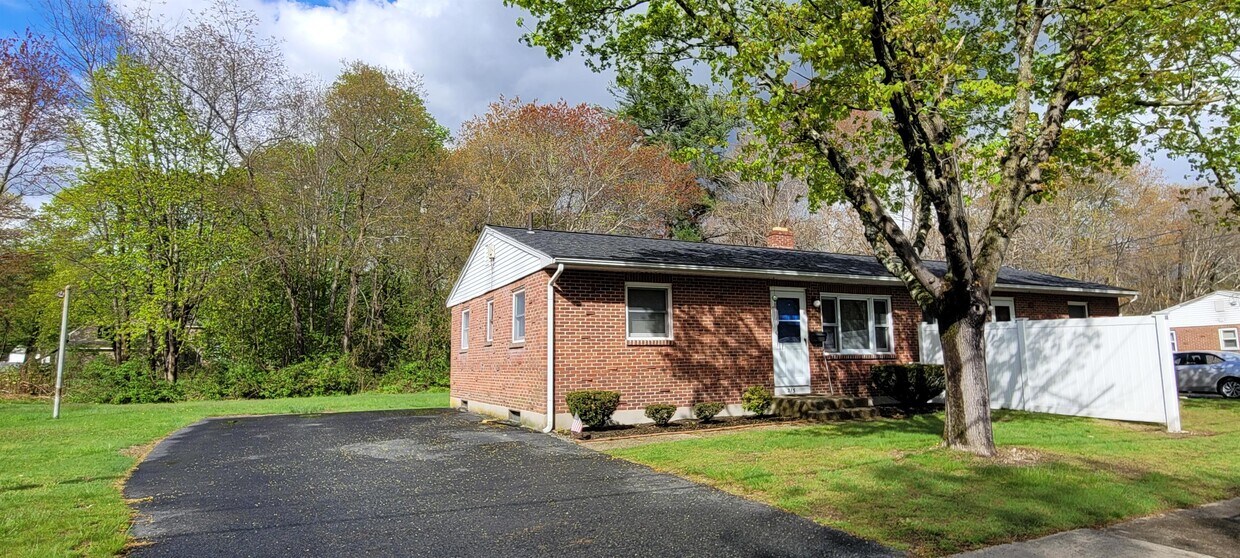 Building Photo - 215 Manzella Ct