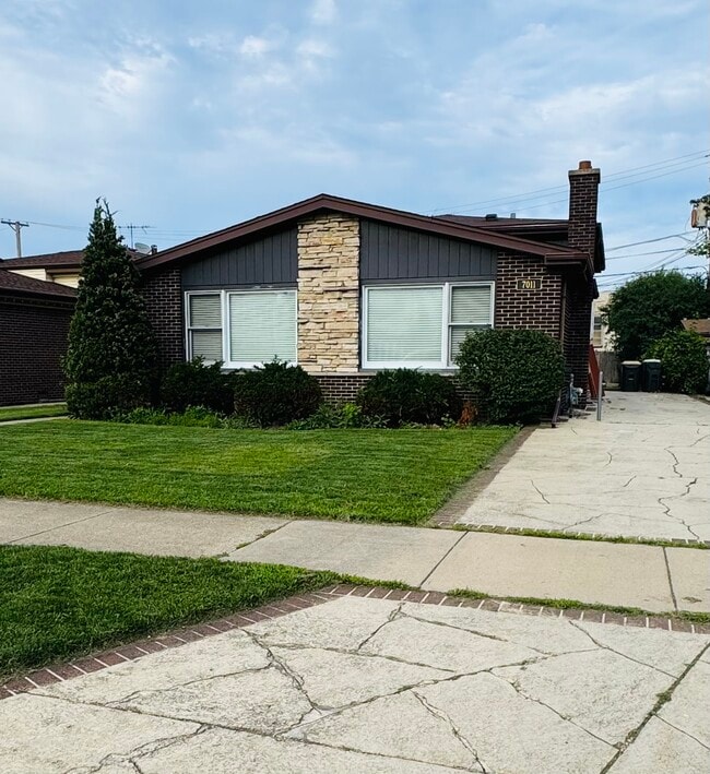 Building Photo - 7011 N Hamlin Ave