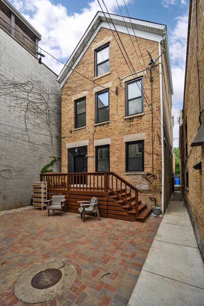 Building Photo - 1821 N Wolcott Ave