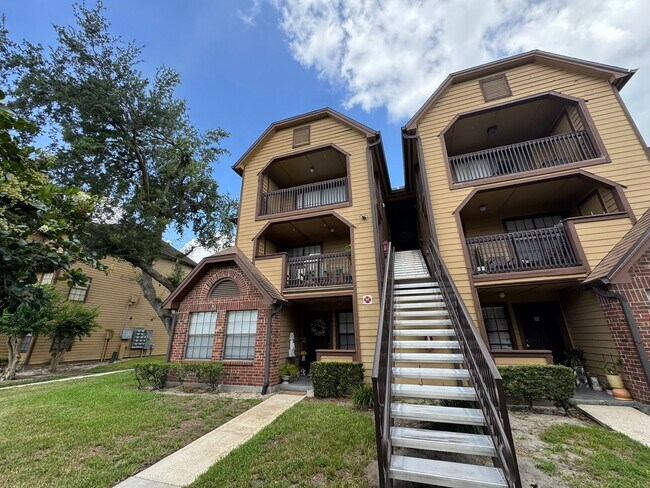 Foto del edificio - Altamonte Springs Top Floor Condo ~ Gated Waterfront Community ~ Must See!