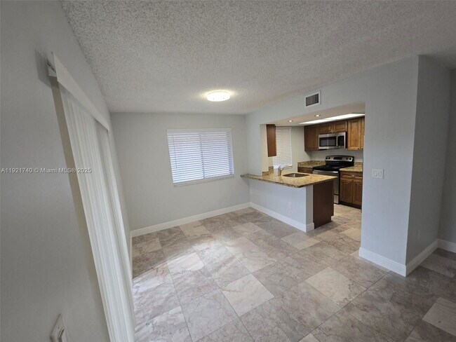 Foto del edificio - 8414 Coral Lake Way