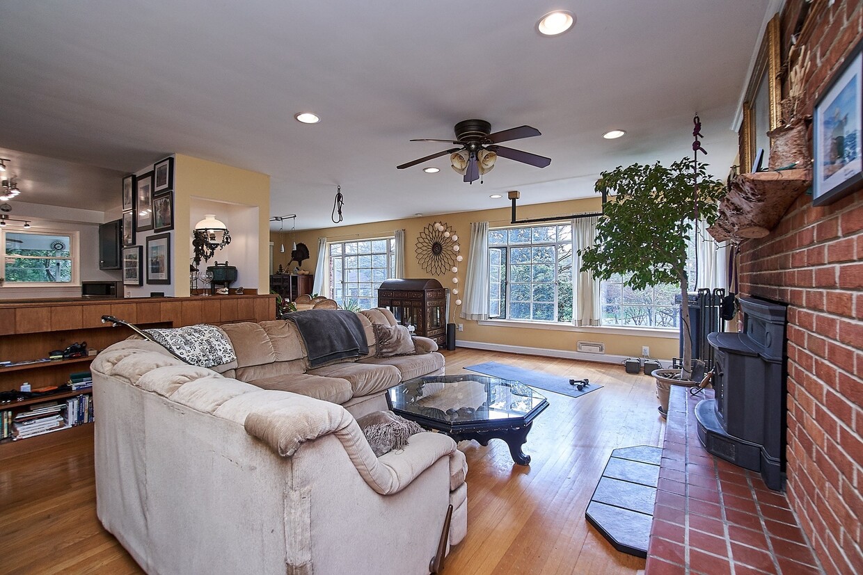 Primary Photo - 6129 Beachway Dr