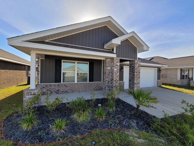 Building Photo - Titus Park 4 bedroom 2 bath home with 2 ca...
