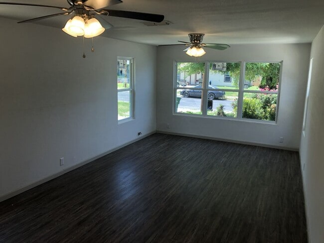 Foto del edificio - Newly Renovated & Move-In Ready 3-Bedroom with Pet-Friendly Perks! Pet Fee Waived!
