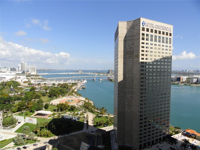 Foto del edificio - 325 S Biscayne Blvd