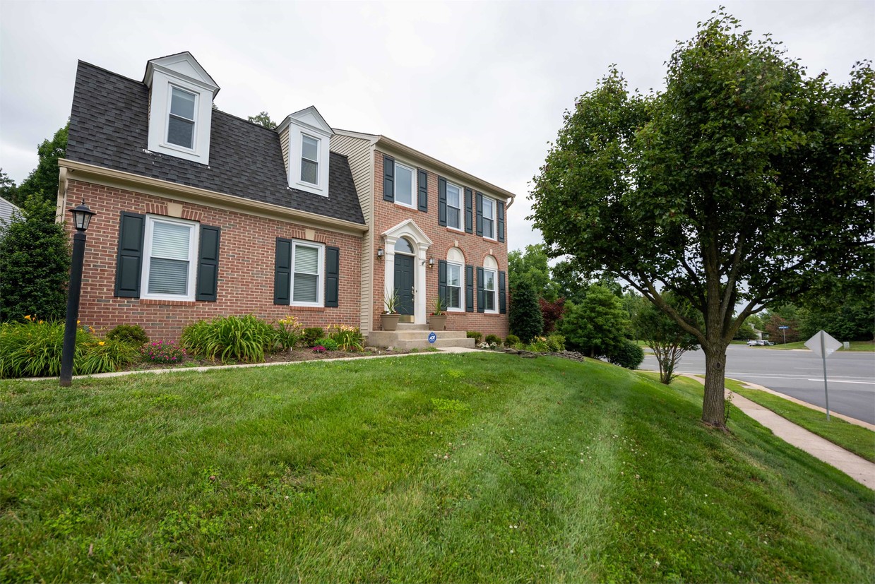 Primary Photo - 43190 Hunt Manor Ct