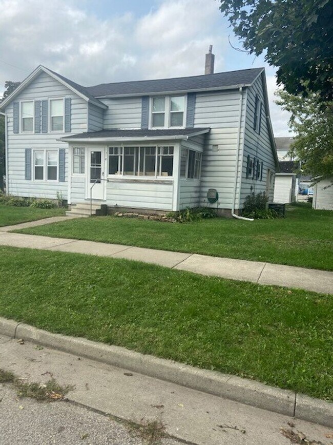 Foto del edificio - Beautiful 3 bed / 1 bath home on corner lot with attached garage in quiet Sparta neighborhood!