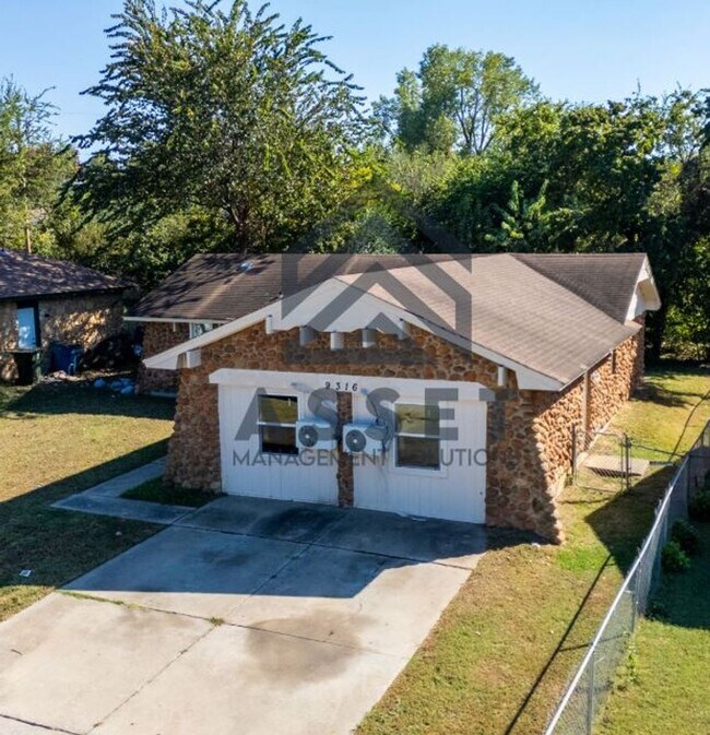 Building Photo - 9316 NE Stardust Ln