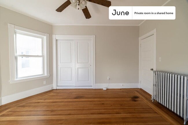 Foto del edificio - Private bedroom in 5 bed/2 bath Home
