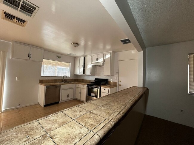 Foto del edificio - 3 Bedroom Home with Solar and 2-Car Garage