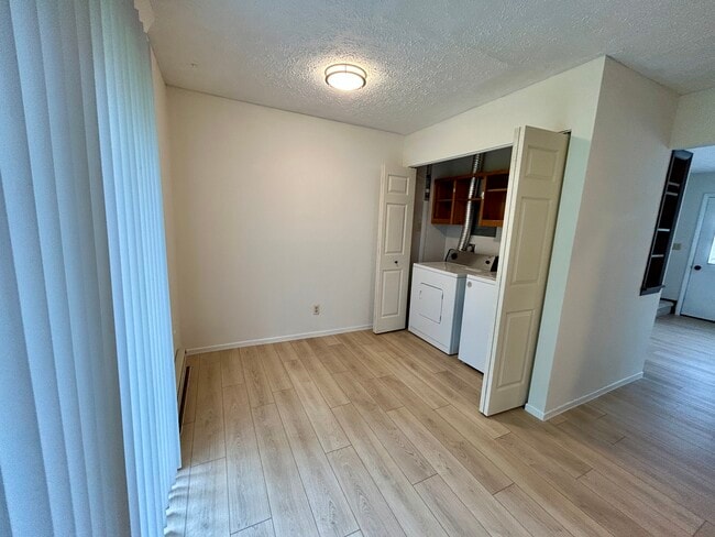 Building Photo - 230 Lindale Ave