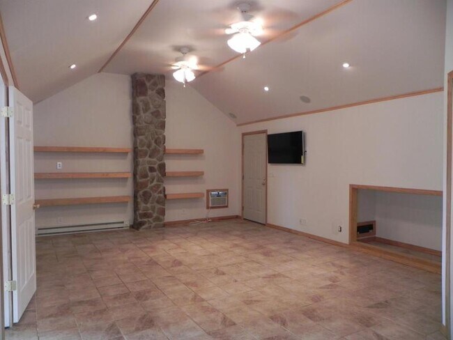 Foto del edificio - 803 E Water St