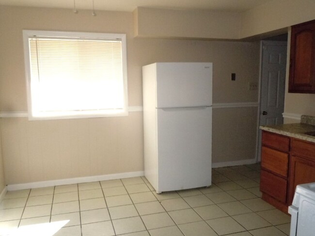 Building Photo - 3 Bedroom Home with Washer/Dryer Hookups i...