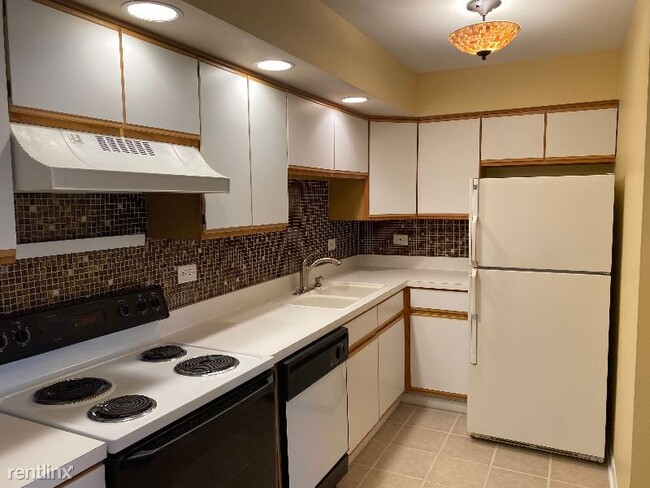 Building Photo - 1 br, 1 bath Condo - 2214 S Goebbert Rd