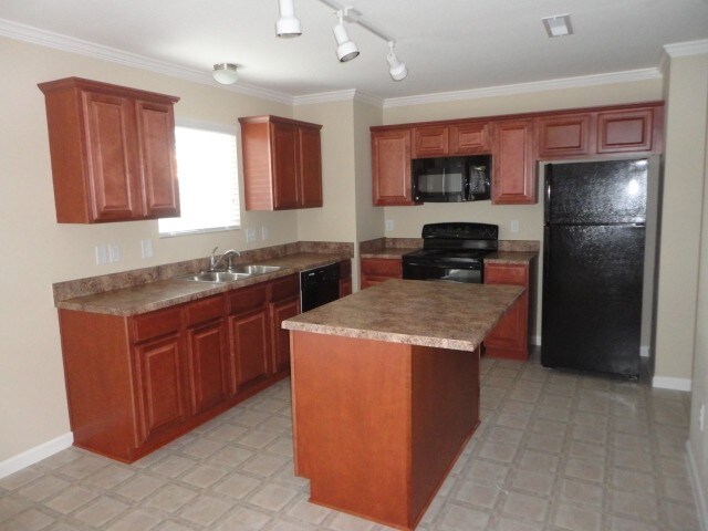 Building Photo - 5725 Hiddenlake Drive