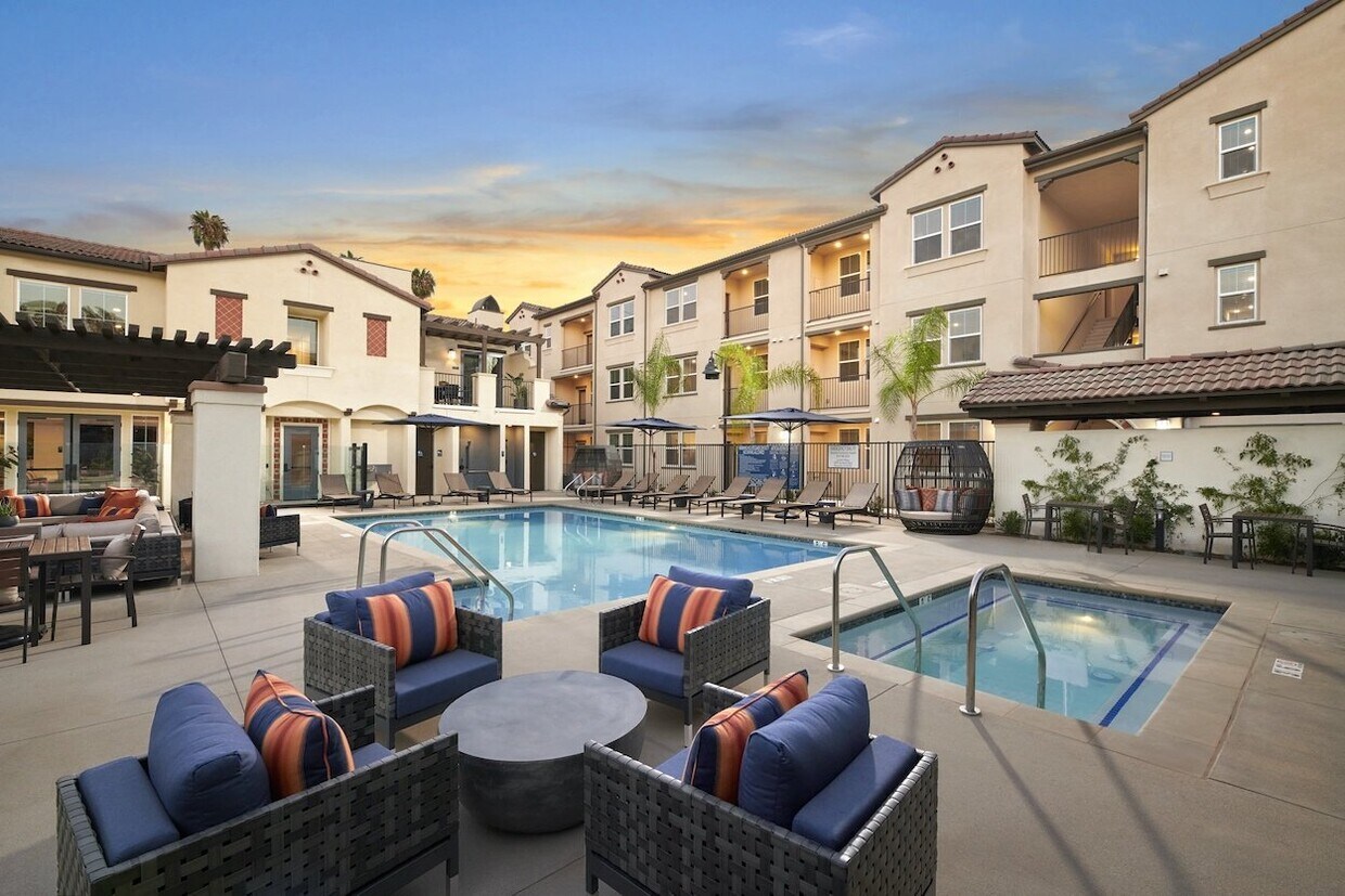 Foto principal - Lincoln Village Apartment Homes