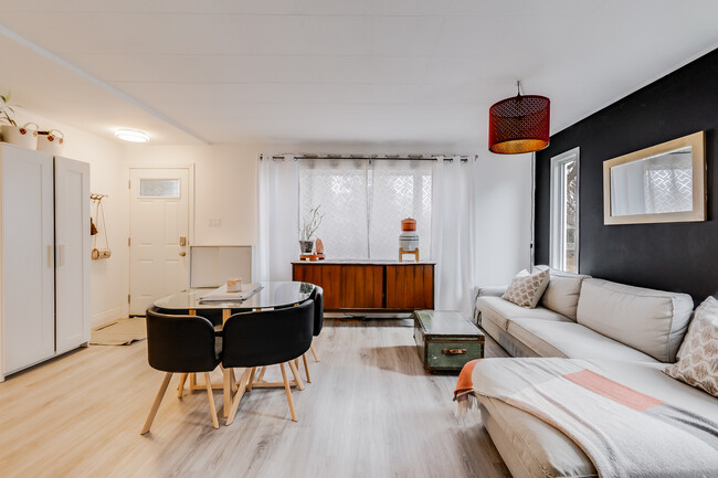 Photo du bâtiment - Stylish & Spacious 2-Bedroom + Den Home wi...