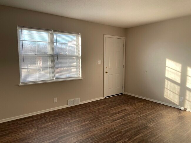 Building Photo - Nice Spacious Townhome
