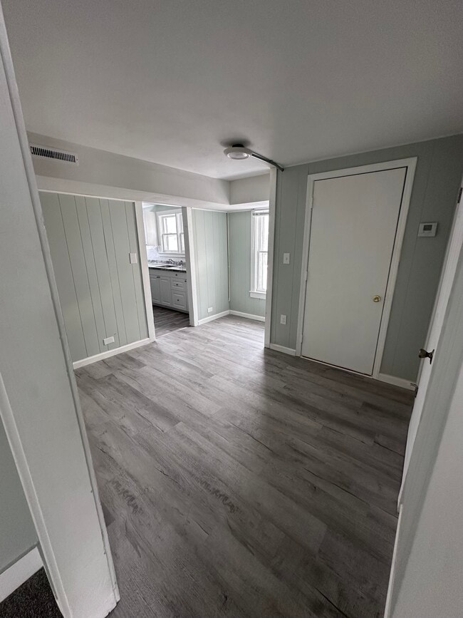 Building Photo - 358 S 6th St